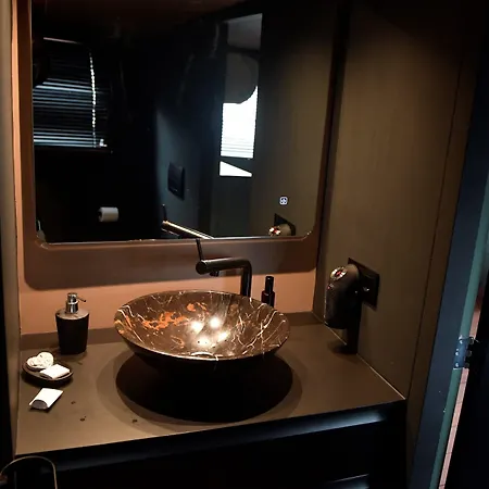 Wheelhouse Euphrate Houseboat Bed & Breakfast Amsterdam