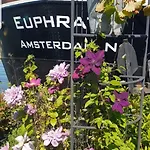 Wheelhouse Euphrate Houseboat Bed & Breakfast