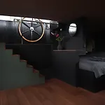 Bed & Breakfast Wheelhouse Euphrate Houseboat Amsterdam