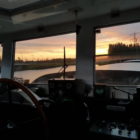 Wheelhouse Euphrate Houseboat ベッド・アンド・ブレックファスト *