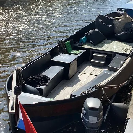Bed & Breakfast Wheelhouse Euphrate Houseboat Amsterdam