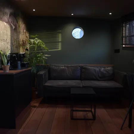 Bed & Breakfast Wheelhouse Euphrate Houseboat Amsterdam
