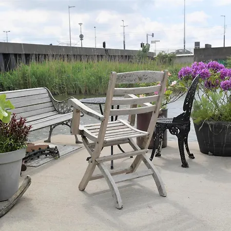 Bed & Breakfast Wheelhouse Euphrate Houseboat Amsterdam