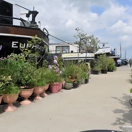 Wheelhouse Euphrate Houseboat Bed & Breakfast 3*