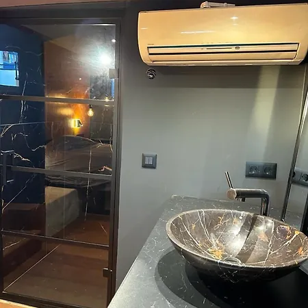 Wheelhouse Euphrate Houseboat Nocleg ze śniadaniem