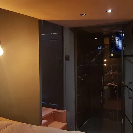 Bed & Breakfast Wheelhouse Euphrate Houseboat