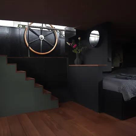 Bed & Breakfast Wheelhouse Euphrate Houseboat Amsterdam