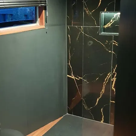 Bed & Breakfast Wheelhouse Euphrate Houseboat Amsterdam