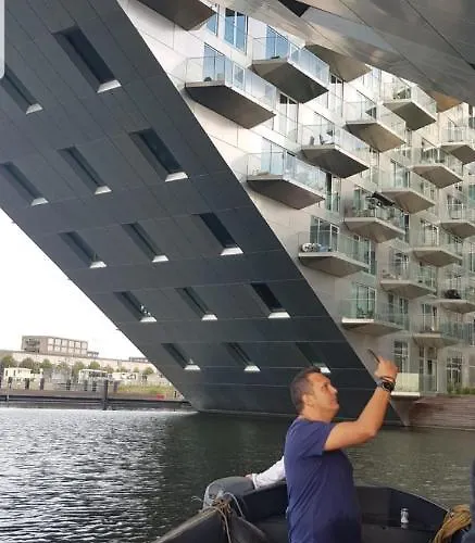 Bed & Breakfast Wheelhouse Euphrate Houseboat Amsterdam