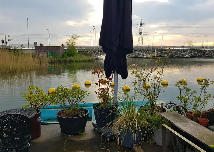 Wheelhouse Euphrate Houseboat Bed & Breakfast 3*