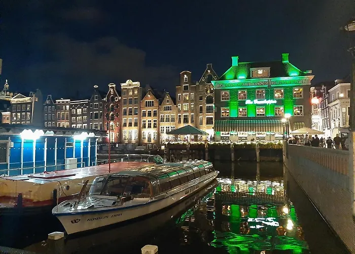 Wheelhouse Euphrate Houseboat Bed & Breakfast