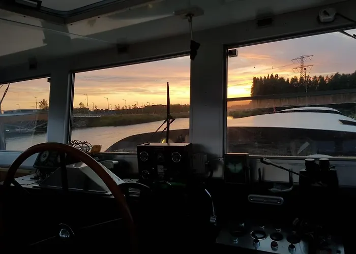 Wheelhouse Euphrate Houseboat Bed & Breakfast 3*