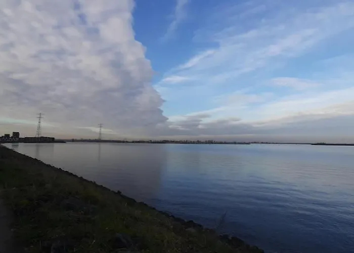 Wheelhouse Euphrate Houseboat Bed & Breakfast 3*