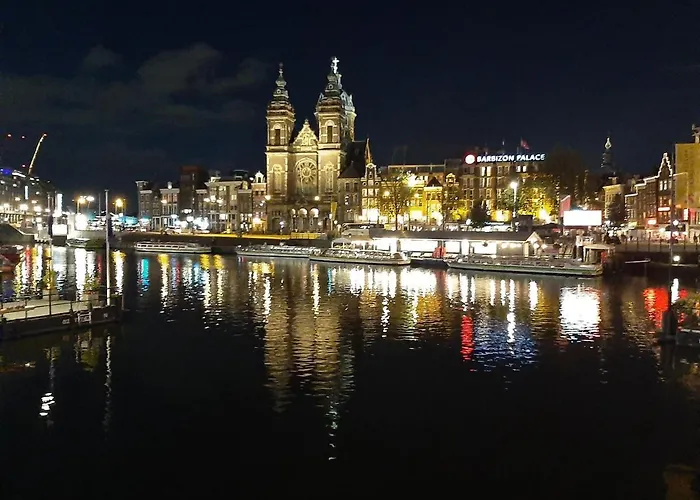 Wheelhouse Euphrate Houseboat Bed & Breakfast