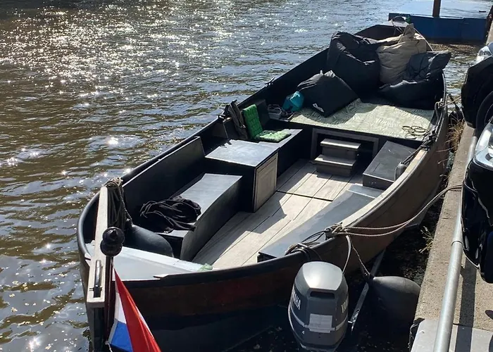Bed & Breakfast Wheelhouse Euphrate Houseboat Amsterdam