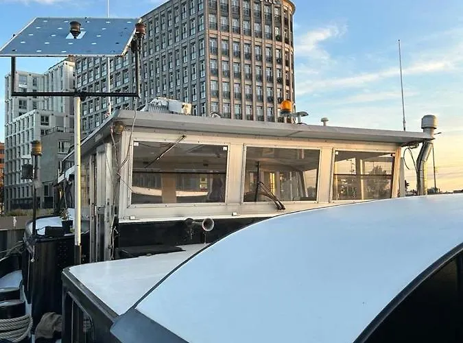 Wheelhouse Euphrate Houseboat Bed & Breakfast Amsterdam