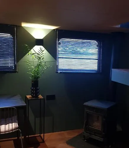Bed & Breakfast Wheelhouse Euphrate Houseboat Amsterdam