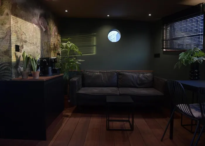 Bed & Breakfast Wheelhouse Euphrate Houseboat Amsterdam