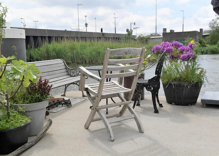 Bed & Breakfast Wheelhouse Euphrate Houseboat Amsterdam