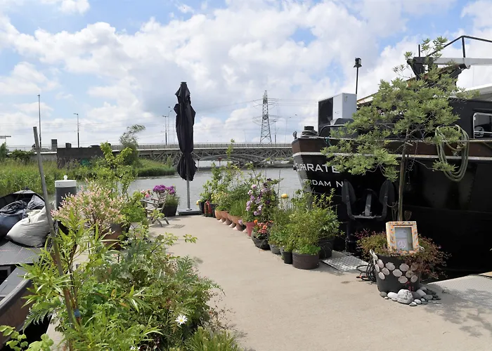 Bed & Breakfast Wheelhouse Euphrate Houseboat Amsterdam