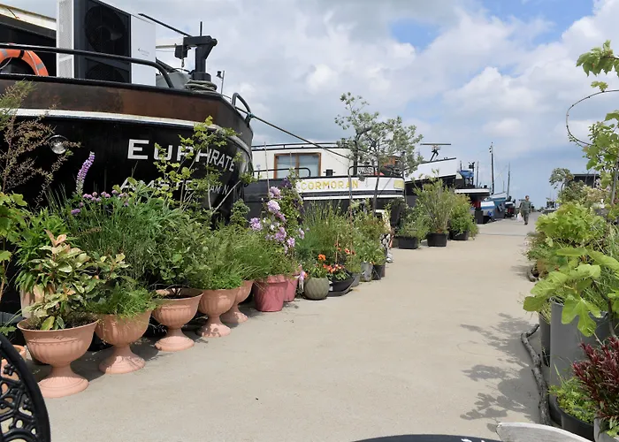 Wheelhouse Euphrate Houseboat Bed & Breakfast 3*