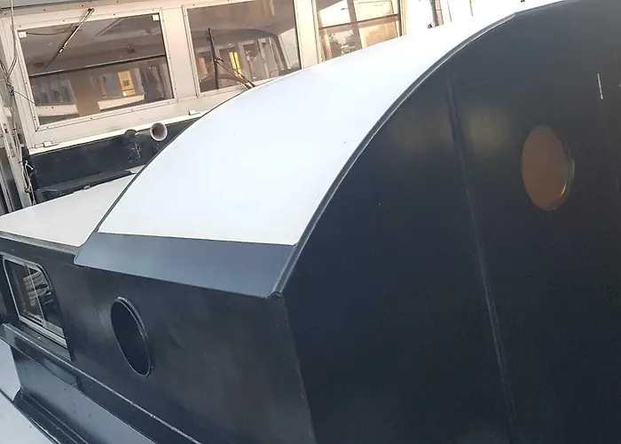 Bed & Breakfast Wheelhouse Euphrate Houseboat Amsterdam