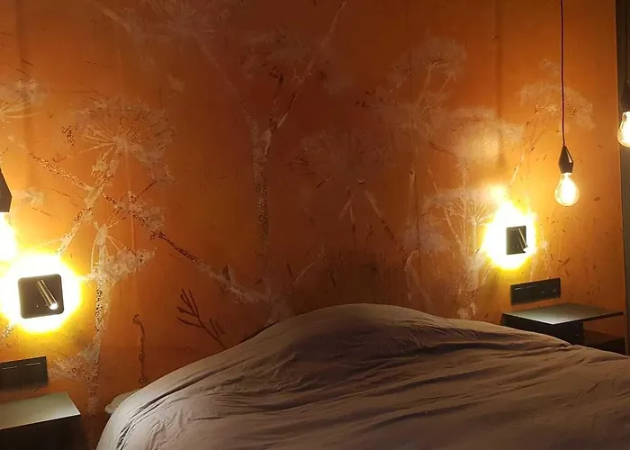 Wheelhouse Euphrate Houseboat Bed & Breakfast