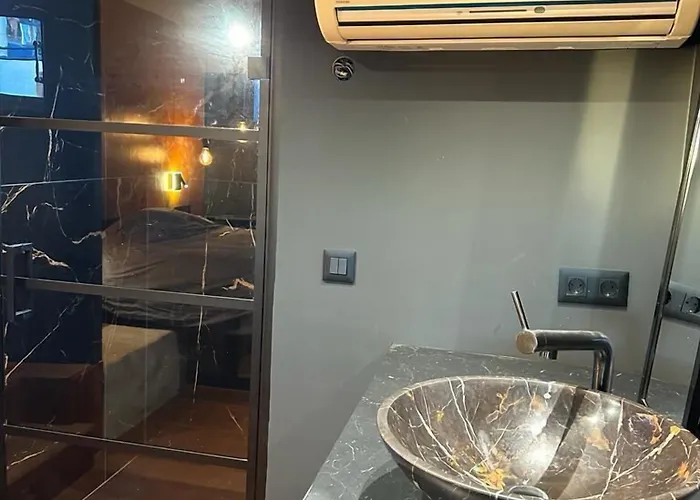 Wheelhouse Euphrate Houseboat Bed & Breakfast