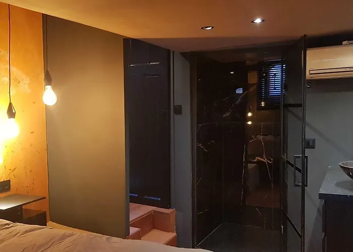 Bed & Breakfast Wheelhouse Euphrate Houseboat