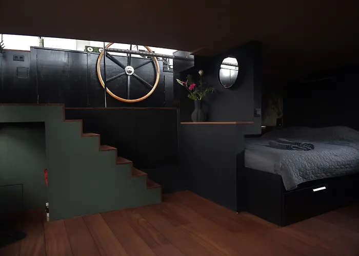 Bed & Breakfast Wheelhouse Euphrate Houseboat Amsterdam