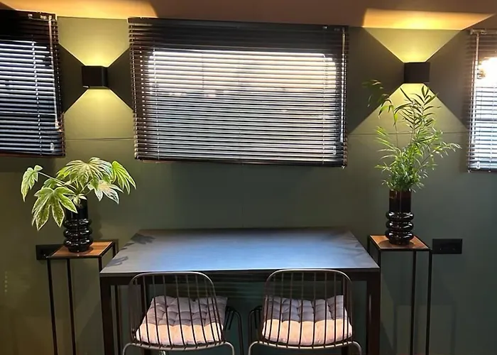 Wheelhouse Euphrate Houseboat Bed & Breakfast 3*