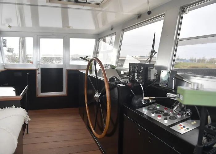 Bed & Breakfast Wheelhouse Euphrate Houseboat