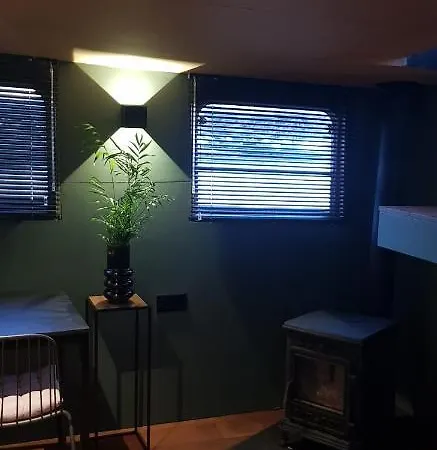 Bed & Breakfast Wheelhouse Euphrate Houseboat Amsterdam