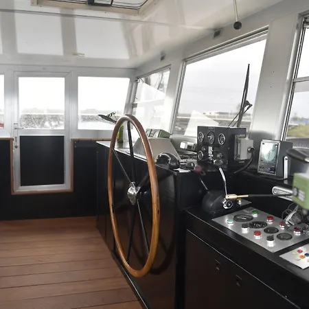 ベッド・アンド・ブレックファスト Wheelhouse Euphrate Houseboat