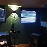 Bed & Breakfast Wheelhouse Euphrate Houseboat Amsterdam