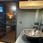 Wheelhouse Euphrate Houseboat Bed & Breakfast