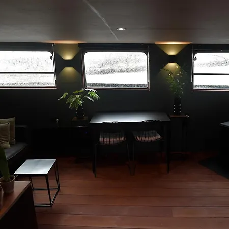 Wheelhouse Euphrate Houseboat * Diemerbrug