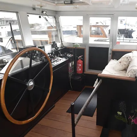 Wheelhouse Euphrate Houseboat * Diemerbrug